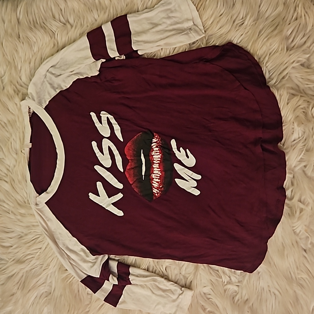 Love Nation “KISS ME” Long Sleeve Tee | Burgundy & White | Juniors L
